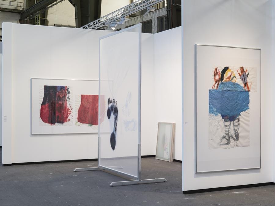 Lo stand di Daniel Marzona (Berlino) alla fiera Art Berlin 2019, un solo show della tedesca Sarah Loibl (classe 1987), una nuova artista della galleria molto apprezzata in Italia, tanto che la sua opera più grande della prima mostra in galleria, all'inizio di quest'anno, è stata venduta proprio nel nostro paese (prezzi in fiera tra 3.500 e 8.000 euro). I suoi dipinti rappresentano una riflessione sul movimento, il corpo, lo spazio. Nei suoi ritratti cattura le pose, i gesti, la fluidità dei movimenti dei suoi modelli. I ritratti su carta da lucido vengono usati per creare collage, oppure vengono sovrapposti per creare spazi pittorici in cui il corpo si muove privo di gravità (Courtesy Daniel Marzona)