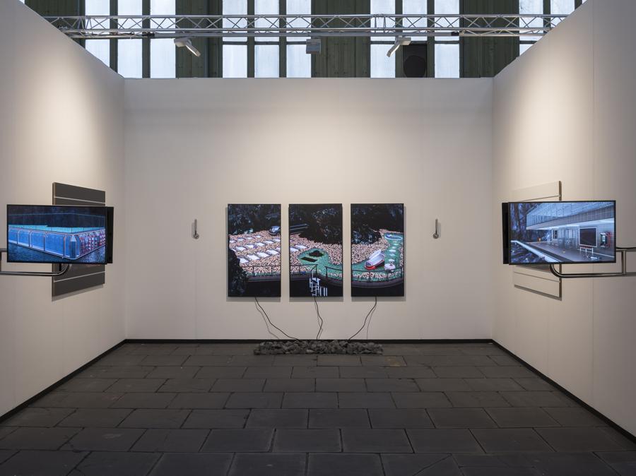 Lo stand di Roehrs & Boetsch (Zurigo) alla fiera Art Berlin 2019, dedicato al canadese di base a New York Shawn Maximo (classe 1975). Nella sua pratica l'artista crea spesso diorami architettonici e ibridi spaziali per elaborare la cultura contemporanea e immaginare possibili futuri. Ponendo scenari ipotetici, l'artista compone disegni di ambienti altamente dettagliati e considerati che invitano lo spettatore a riflettere su temi che vanno dal futuro del lavoro alle relazioni tra robot e umani in un futuro che potrebbe non essere così lontano (prezzi in stand tra 5.000 e 19.000 euro, Photo credit Stefan Korte, Courtesy of Roehrs & Boetsch)