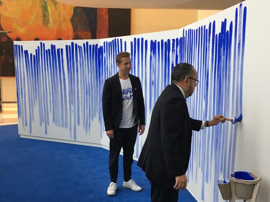 L'artista Juppe Hein (a sinistra) inaugura Breathe With Me nell’atrio dell’Onu con le prime pennellate