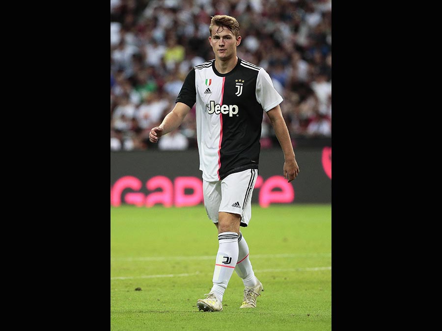 JIl 19enne difensore olandese Matthijs de Ligt, dall'Ajax alla Juventus dall'Ajax. Affare complessivo da 85,5 milioni di euro. (Ansa)