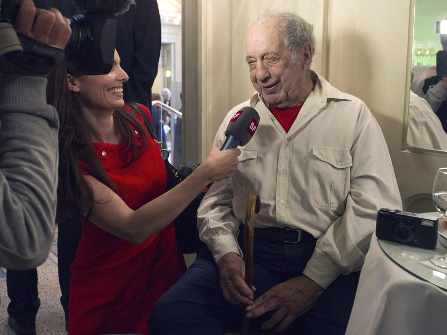 Robert Frank durante un’intervista alla Televisione svizzera, durante una premiazione a Berna nel 2012 (EPA/LUKAS LEHMANN)