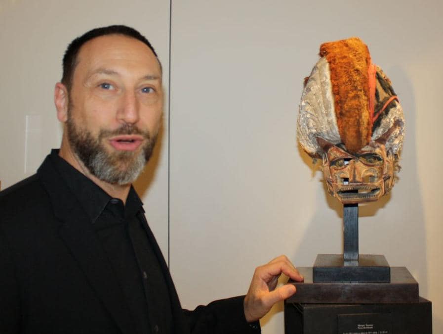 Galleria Flak. Julien Flak accanto a una maschera della Nuova Irlanda del valore di circa 55.000 euro. La galleria ha organizzato la mostra: Poésie féroce, nella quale erano presentate circa 30 opere. Prezzi: 5.000 - 120.000 euro. www.galerieflak.com (foto Antonio Aimi)