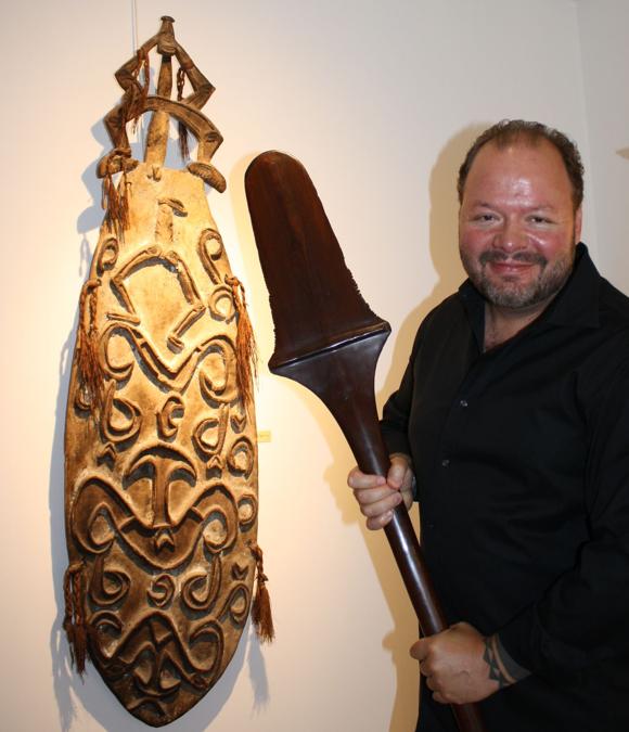 Galleria Thieme. Michel Thieme mentre impugna una mazza delle Isole Figi del valore di circa 1.800 euro. La galleria ha presentato circa 50 opere, 26 delle quali sono state vendute. Prezzi: 150 - 75.000 euro. http://www.michelthieme.com/. (foto Antonio Aimi)
