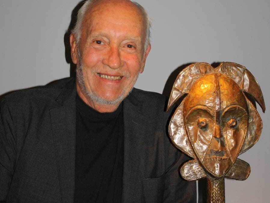 Galleria Philippe Ratton. Philippe Ratton accanto a un reliquiario Kota del valore di circa 30.000 euro. La galleria ha presentato circa 30 opere ed è molto soddisfatta delle vendite. http://www.galerieratton.com/. (foto Antonio Aimi)