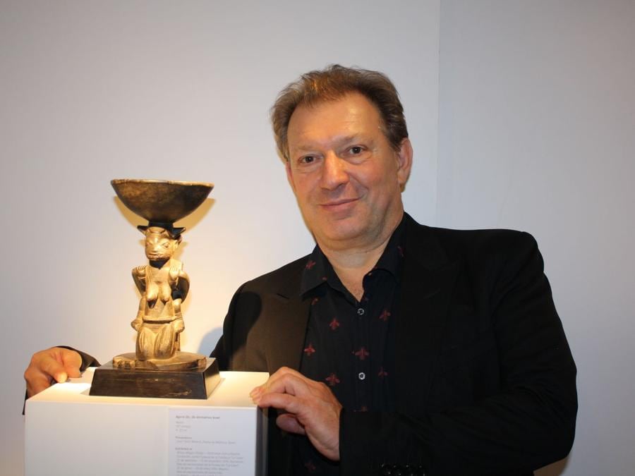 Galleria Schoffel. Serge Schoffel accanto a coppa Agere Ifa del valore di circa 35.000 euro. La galleria ha venduto diverse opere, ma solo tre di notevole importanza. https://sergeschoffel.com/fr (foto Antonio Aimi)