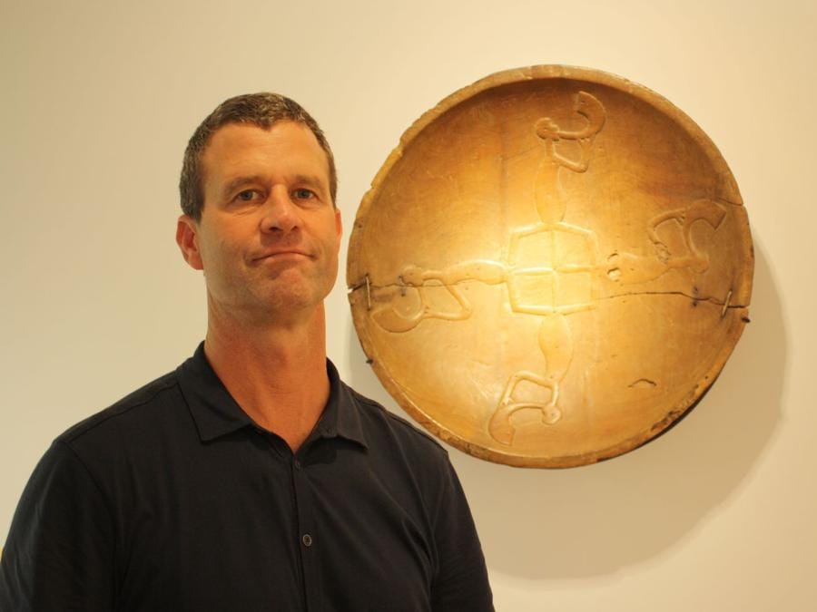 Galleria Loux. Joe Loux accanto a un grande piatto Maroon del Surinam del valore di 30.000 euro. La galleria ha venduto i 2/3 delle opere presentate, tra queste tutte quelle più importanti. Prezzi 12.000 - 75.000 euro. http://joeloux.com/ (foto Antonio Aimi)
