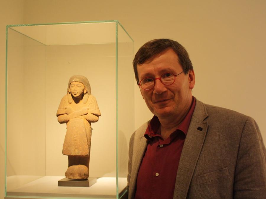 Galleria Harmakhis. Jacques Billen accanto a una figurina dell'antico Egitto del valore di 300.000 euro. La galleria ha presentato circa 30 pezzi offerti ed è molto soddisfatta delle vendite. Prezzi: 4.000 - 450.000 euro. https://www.harmakhis.be (foto Antonio Aimi)