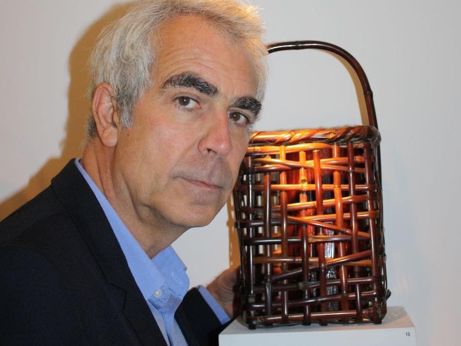 Galleria Mingei. Philippe Boudin accanto a un intreccio di bambù del valore di 55.000 euro che serve a contenere un recipiente usato nella cerimonia del tè. La galleria ha presentato tre tipologie diverse di opere antiche e recenti del Giappone: cesti in bambù, maschere e statue buddiste. Complessivamente sono state presentate circa 45 opere, 19 delle quali sono state vendute. Prezzi opere meno costose: 2.000 - 40.000 euro. http://www.mingei-arts-gallery.com/ (foto Antonio Aimi)