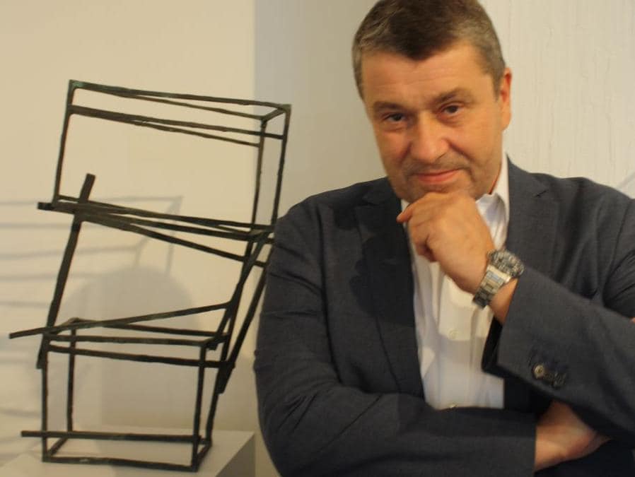 Bernard Dulon accanto a una scultura di Jan Calmeyn, artista fiammingo e collezionista di arte africana a cui la galleria ha dedicato la mostra: “L'Art de la collection: Jan Calmeyn”, nella quale erano presentate 6 sculture in gesso e 7 in bronzo.Prezzi: sculture in bronzo: 7.000 - 11.000 euro; sculture in gesso: 4.500 - 8.600 euro. (foto Antonio Aimi)
