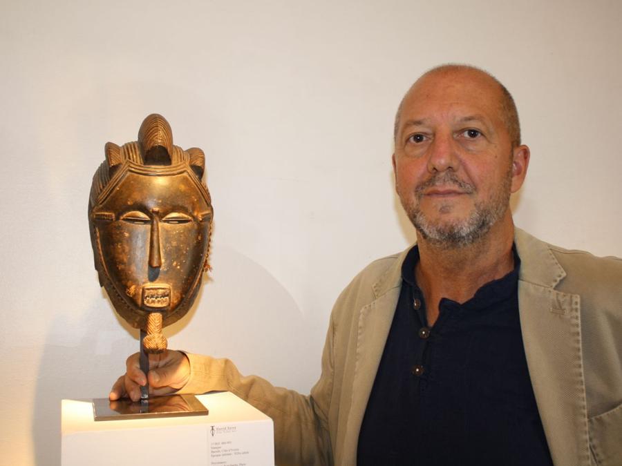Galleria Serra. David Serra accanto a una maschera Baulé del valore di 90.000 euro. La galleria ha presentato circa 30 opere, 14 delle quali sono state vendute Prezzi: 2.000 - 40.000 euro. https://www.davidserra.es/ (foto Antonio Aimi)