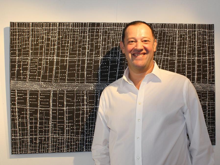 Galleria Arts d'Australie. Stéphane Jacob davanti a quadro di Dorothy Napangardi, che celebra le vicende delle donne antenate del Tempo del Sogno. Il dipinto era in vendita a 20.000 euro. La galleria ha presentato circa 100 quadri, 25 dei quali sono stati venduti. http://www.artsdaustralie.com/fr/index.php (foto Antonio Aimi)
