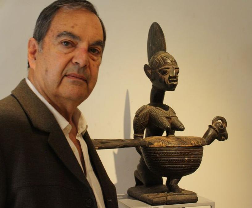 Galleria Afrique. Alain Dufour accanto a una scultura Yoruba del valore di 70.000 euro. La galleria ha presentato circa 72 opere , 12 delle quali sono state vendute. Prezzi: 300 - 100.000 euro. http://www.aa-galeries.com/ (foto Antonio Aimi)