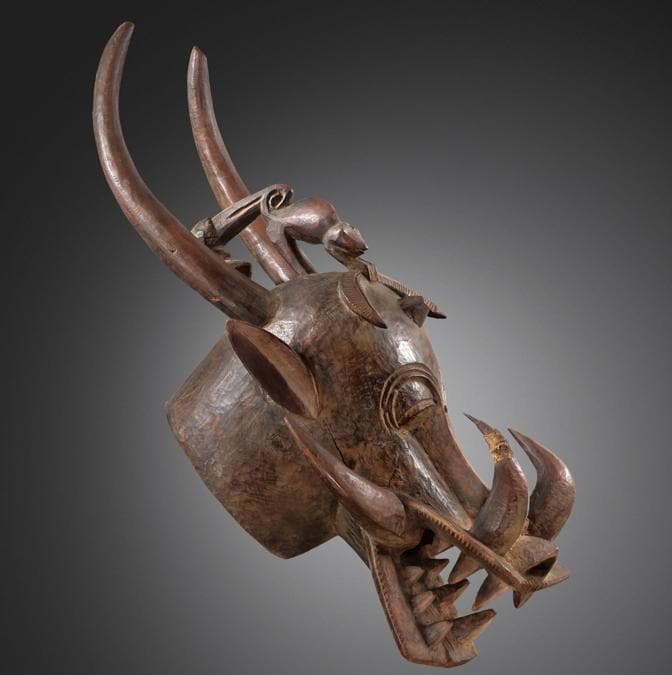 Galleria Dodier. Maschera Senufo che combina tratti di diversi animali. La galleria ha organizzato la mostra: Les Grands Fauves dedicata alle maschere zoomorfe. Complessivamente sono state presentate 15 opere, 6 delle quali sono state vendute. http://www.laurentdodier.com/