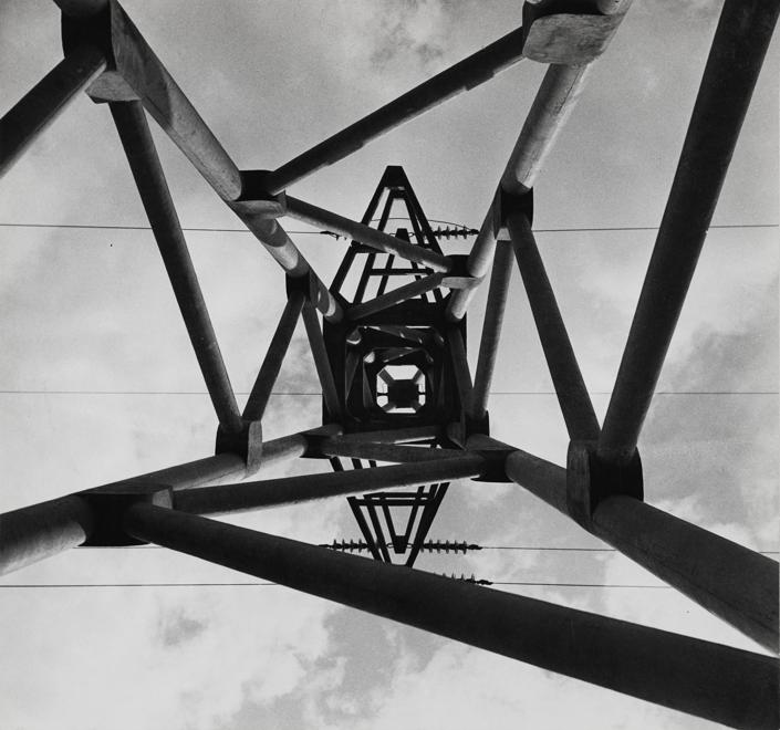 Franco Grignani, Traliccio, 1938, Fotografia, stampa gelatina di bromuro d'argento su carta, 23,8x22,2 cm (Archivio Manuela Grignani Sirtoli, © Matteo Zarbo)