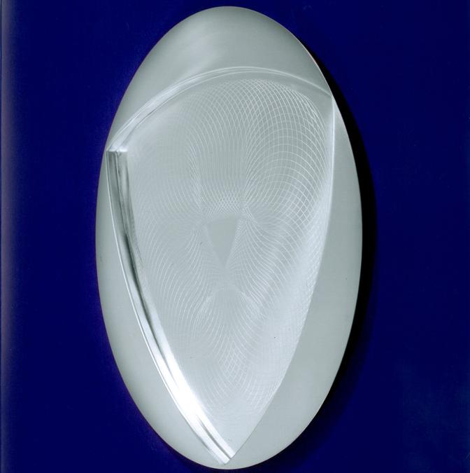 Franco Grignani, Piatto «Trifoglio», 1972, Acciaio inox, prodotto per Alessi, 37,5 cm di diametro (Archivio Manuela Grignani Sirtoli, © Matteo Zarbo)