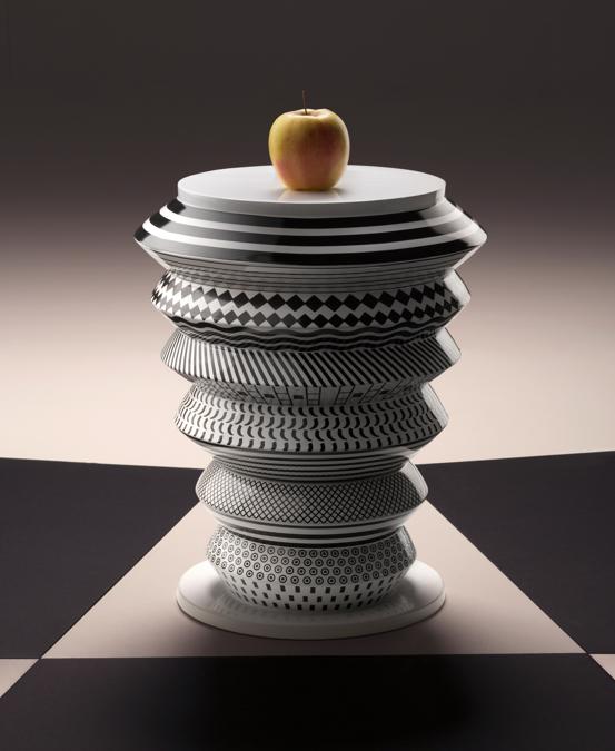 Bossa nova, di Pepa Reverter per Bosa. Tre tavolini di diverse dimensioni (nella foto, Vinicius) in ceramica e smalti colorati che giocano sul constrasto bianco e nero di pattern e decorazioni. Foto di Alberto Parise