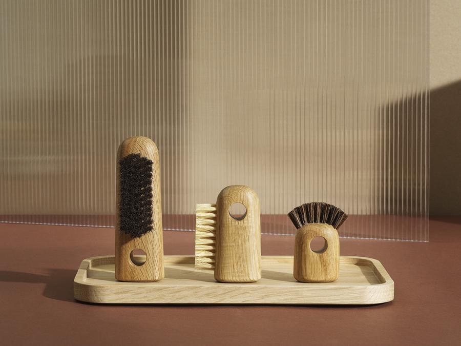 Nift di Simon Legald per Normann Copenhagen. Spazzole di diverse dimensioni con manici in rovere e setole naturali. La spazzola più grande (33 euro), con le setole morbide, è ideale per la spazzolatura dei vestiti o del corpo a secco; la spazzola media (27 euro), con le setole più dure, è perfetta per pulire le calzature o in cucina per la pulizia degli ortaggi; quella più piccola (20 euro), dalle setole morbide, può essere utilizzata per la pulizia accurata di funghi, tastiere e altri piccoli oggetti della casa.