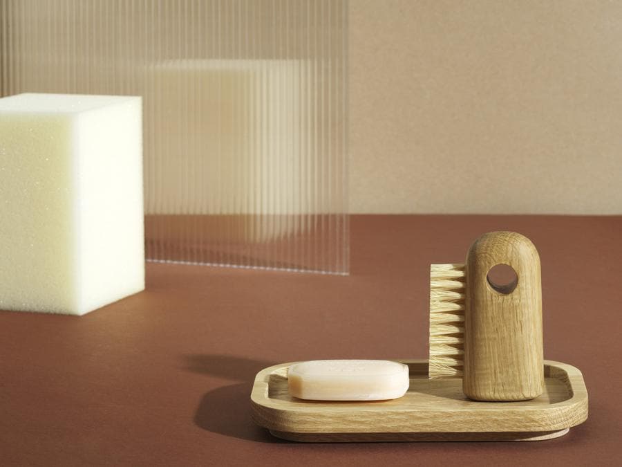 Nift di Simon Legald per Normann Copenhagen. Spazzole di diverse dimensioni con manici in rovere e setole naturali. La spazzola più grande (33 euro), con le setole morbide, è ideale per la spazzolatura dei vestiti o del corpo a secco; la spazzola media (27 euro), con le setole più dure, è perfetta per pulire le calzature o in cucina per la pulizia degli ortaggi; quella più piccola (20 euro), dalle setole morbide, può essere utilizzata per la pulizia accurata di funghi, tastiere e altri piccoli oggetti della casa.