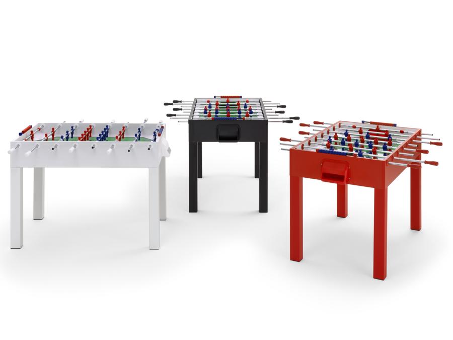 Fido, di Basaglia + Rota Nodari per Fas Pendezza. Calciobalilla in legno e metallo con copertura sponde in laminato plastico. Disponibile in tre colori: bianco, nero e rosso. Personalizzabile su richiesta. Pesa 51 kg.