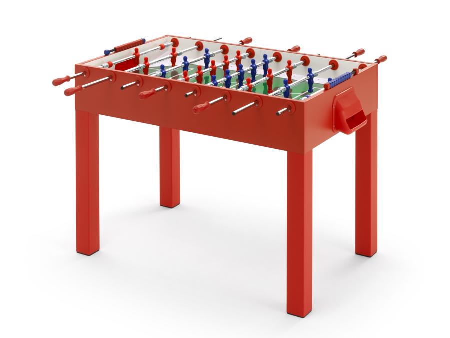 Fido, di Basaglia + Rota Nodari per Fas Pendezza. Calciobalilla in legno e metallo con copertura sponde in laminato plastico. Disponibile in tre colori: bianco, nero e rosso. Personalizzabile su richiesta. Pesa 51 kg.