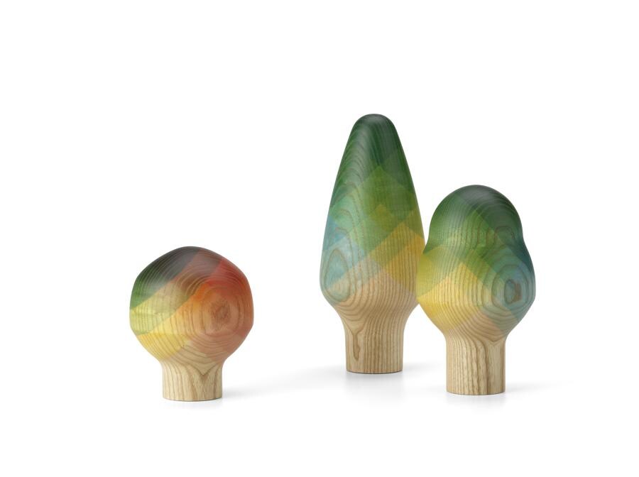 Herringbone Tree, di Raw Edges per Vitra. Alberelli stilizzati in legno dipinti attraverso ripetute immersioni nel colore. Disponibili in set da tre in edizione limitate. Fanno parte della collezione Herringbone disegnata dal duo Raw Edges per Vitra che comprende anche cuscini e stoviglie per la casa.