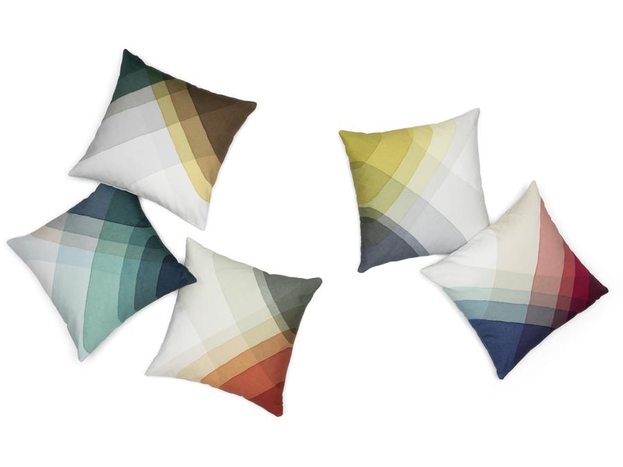 Herringbone Tree, di Raw Edges per Vitra. Alberelli stilizzati in legno dipinti attraverso ripetute immersioni nel colore. Disponibili in set da tre in edizione limitate. Fanno parte della collezione Herringbone disegnata dal duo Raw Edges per Vitra che comprende anche cuscini e stoviglie per la casa.