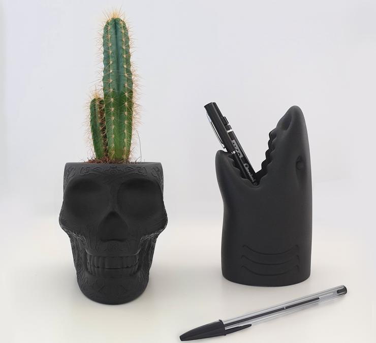 Mexico e Killer XS, di Studio Job per Qeeboo. Nuove versioni piccole di due pezzi iconici del giovane marchio di Stefano Giovannoni Qeeboo, che in origine erano rispettivamente una fioriera e un portaombrelli: ora diventano un vaso e un portapenne. In polietilene.