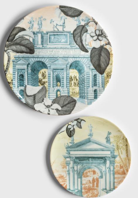 Mediterraneo e Roma, di Vito Nesta per Grand Tour. Due nuove serie di piatti che vanno ad arricchire la collezione del marchio del designer pugliese. Nella prima, Mediterraneo, una serie di disegni tecnici di monumenti mai realizzati ma che hanno ispirato quelli ora presenti in molte città italiane, da Milano a Roma. Nella seconda, Roma, sullo sfondo dei luoghi più iconici della capitale si ergono le immagini di vasi riccamente fregiati. Foto di Andrea Pedretti