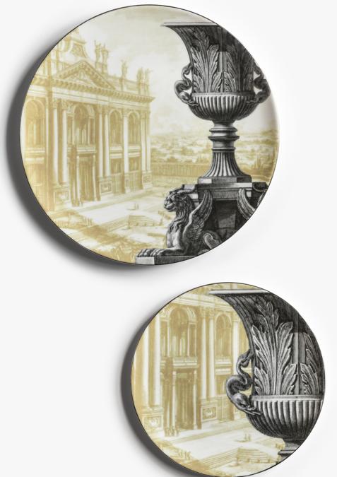 Mediterraneo e Roma, di Vito Nesta per Grand Tour. Due nuove serie di piatti che vanno ad arricchire la collezione del marchio del designer pugliese. Nella prima, Mediterraneo, una serie di disegni tecnici di monumenti mai realizzati ma che hanno ispirato quelli ora presenti in molte città italiane, da Milano a Roma. Nella seconda, Roma, sullo sfondo dei luoghi più iconici della capitale si ergono le immagini di vasi riccamente fregiati. Foto di Andrea Pedretti