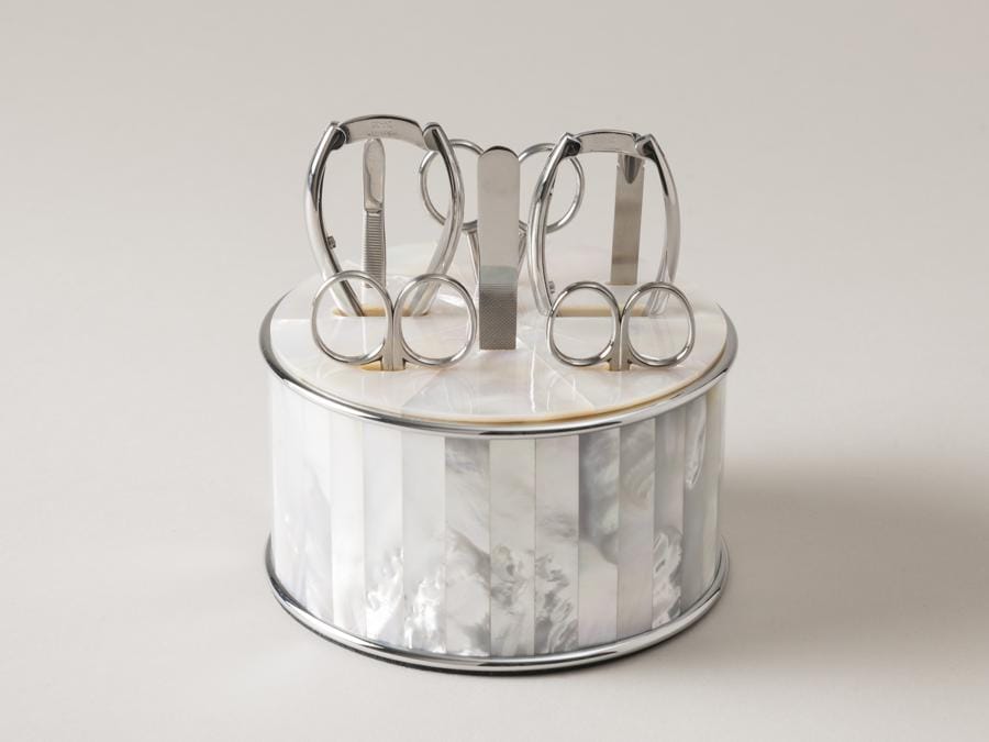 Collezione Meda, di Lorenzi Milano. Porta uovo in cervo (188 euro) e set manicure in madreperla bianca australiana (2.377 euro). Lo storico negozio milanese, dopo aver inaugurato in giugno la sua nuova sede, firma anche le proprie collezioni, caratterizzate da materiali ricercati per una reinterpretazione elegante del necessaire quotidiano