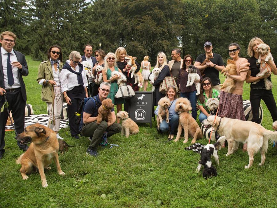 L'evento a Central Park per presentare la nuova collezione Poldo Dog Couture dei milanesi Riccardo Gardoni e Maurizio Azzimonti, con un bomber e un impemeabile prodotti in edizione limitata per il Mark, l'albergo più dog friendly di New York (Ansa)