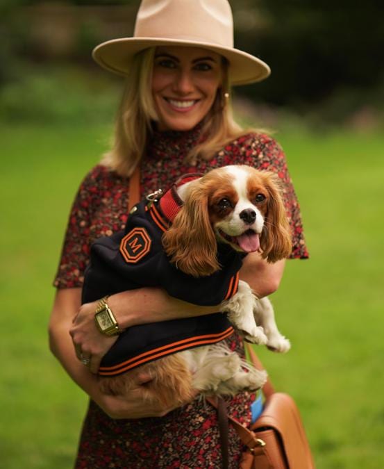 Un cavalier king indossa il bomber  Milano di Poldo Dog Couture (Ansa)