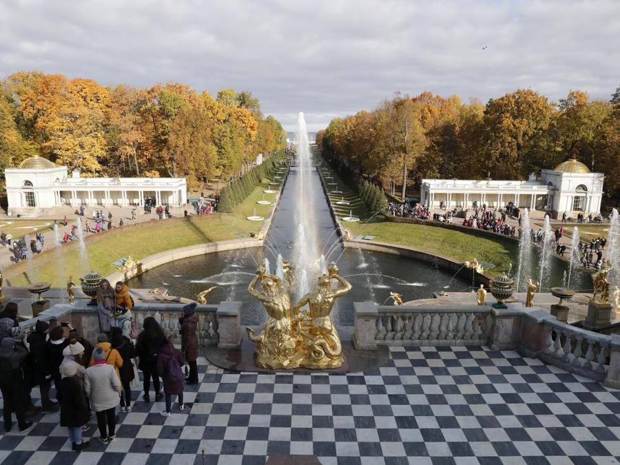 I giardini e i palazzi del complesso Peterhof che si trovano a circa 30 chilometri da San Pietroburgo ex residenza degli zar e patrimonio UNESCO. (EPA/ANATOLY MALTSEV)