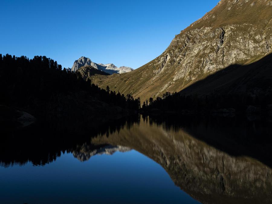 Vista del lago di Cavloc, vicino al passo Maloja in Val Forno, (EPA/GIAN EHRENZELLER)