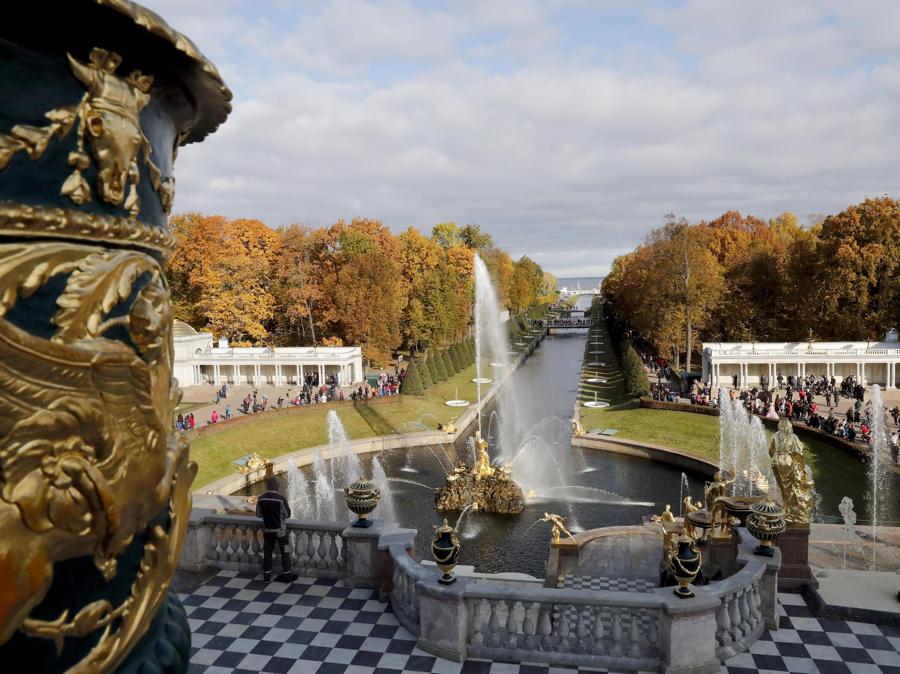 I giardini e i palazzi del complesso Peterhof che si trovano a circa 30 chilometri da San Pietroburgo ex residenza degli zar e patrimonio UNESCO. (EPA/ANATOLY MALTSEV)
