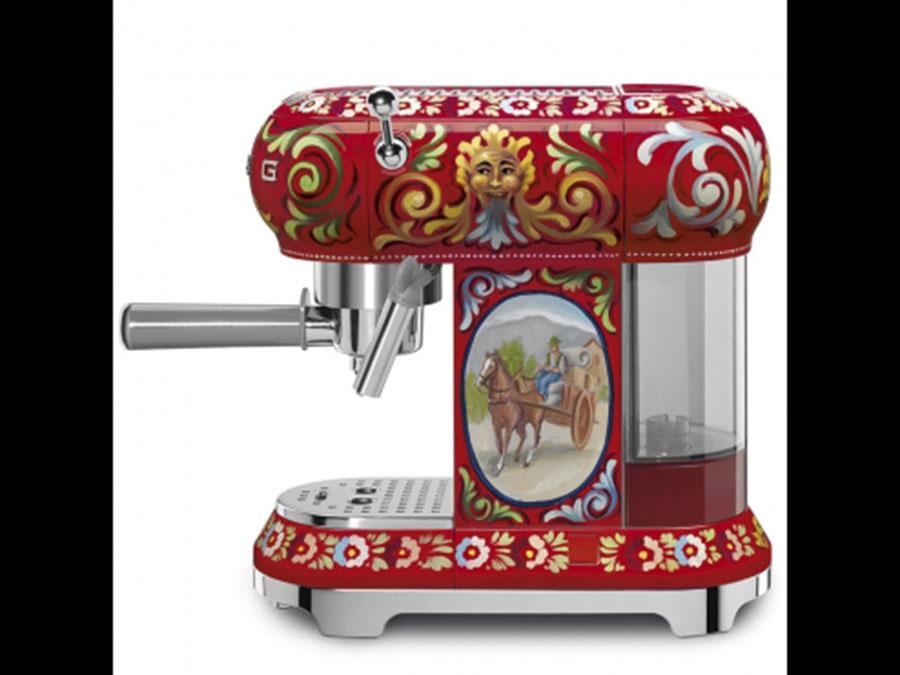 Smeg, Sicily my Love, design Dolce&Gabbana, macchina per caffè che fa parte di una collezione di piccoli elettrodomestici di grande impatto; funziona con lapolvere o le cialde di carta, con scaldatazze passivo, regolazioni per durezza acqua (con decalcificatore), vapore, temperatura e lunghezza del caffè. Stand by automatico e avviso per decalcificazione.