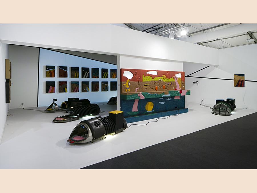 Kamel Mennour a Frieze London 2019 La galleria francese Kamel Mennour mostra a Frieze London un solo show dell'artista franco-algerino Neil Beloufa. La spiaggia apparentemente pittoresca di Beloufa è animata da rifiuti: i prodotti di consumo dimenticati vengono proiettati sulla scena, confrontando lo spettatore con i risultati di una società postindustriale. Le vendite sono andate bene: la galleria ha venduto un'opera importante, “Beach”, a 80.000 euro e altre più piccole a 20.000. Courtesy Kamel Mennour