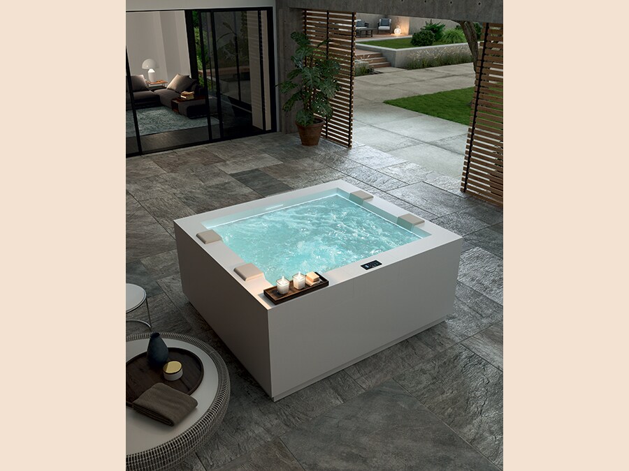 Albatros, Modula Pool, design Claudio Papa. Mini piscina dotata del Secret System Albatros: realizzata in Solid Surface, materiale ecologico, riciclabile al 100% e vellutato al tatto, senza bocchette a vista. Un taglio, una linea sottile lungo il perimetro della spa, consente all'acqua di defluire per essere depurata, riscaldata e reimmessa in vasca. Lo stesso taglio ospita il sistema di cromoterapia a illuminazione Led RGB