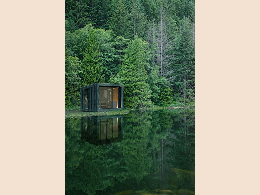 Starpool, NatureSauna (Outdoor Collection), design Studio aledolci&co. Sauna da esterno realizzata interamente in abete della Val di Fiemme con inserti in rame spazzolato; legno e metallo, evolvendo, esprimono tutte la loro potenzialità. Il legno matura, assume differenti cromie, definendo superfici ogni volta nuove. Il rame spazzolato, utilizzato nel rivestimento della parete antistante l'ingresso e nel retro della stufa a evocare un tepore domestico, si ossida in modo diverso a seconda del clima e dell'utilizzo. NatureSauna viene realizzata in tre differenti dimensioni (560x315, 460x315, 360x315) e nelle due versioni in legno naturale e cerato nero. L'ambiente sauna vero e proprio è affiancato da una bussola d'ingresso riscaldata a infrarossi: un disimpegno utile anche all'acclimatamento necessario prima d'iniziare l'esperienza wellness