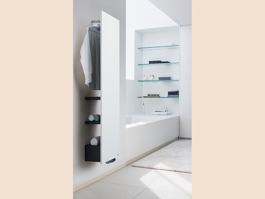 Vasco, Niva Bath. Radiatore che si discostai dalla parete di 27 cm, creando sul retro un pratico spazio supplementare, personalizzabile con una serie di accessori integrati – ripiani o appendiabiti - per vivere lo spazio comfort con maggiore funzionalità. Soltanto il ripiano inferiore e il supporto in inox vengono fissati alla parete