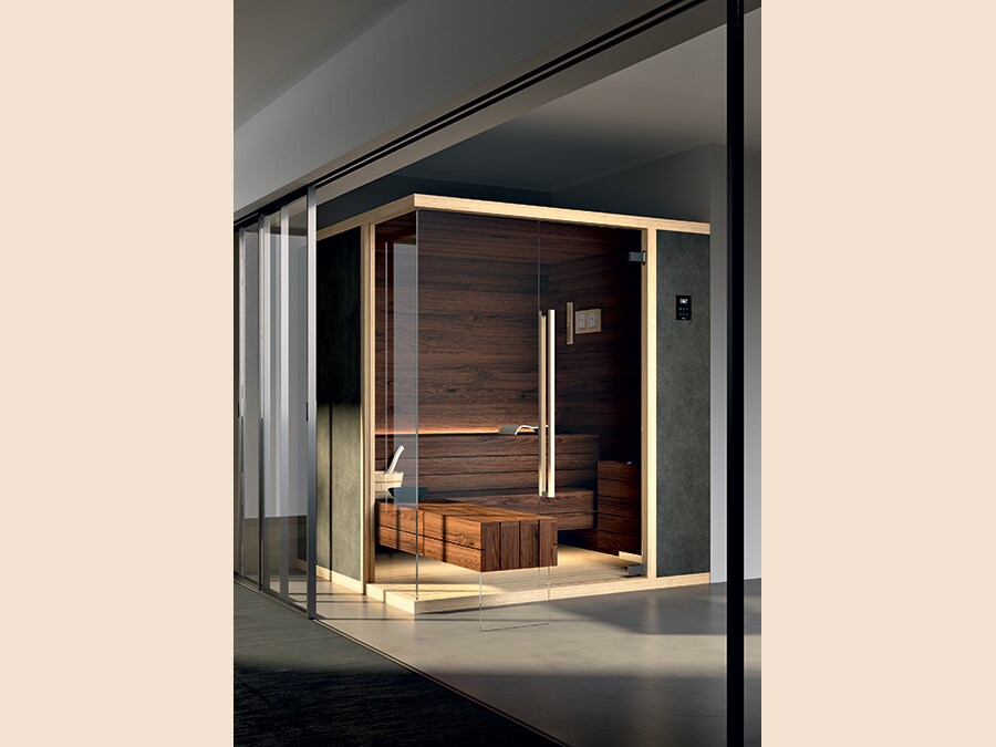 Albatros, Modula S, design Claudio Papa. Sauna realizzata in frassino termotrattato resistente alle alte temperature (rivestimento interno e panche a doghe) e in vetro cristallo temperato da 8mm. L'illuminazione interna è discreta grazie ai LED sottopanca mentre il display digitale Oled consente facile gestione e controllo di tutte le funzioni