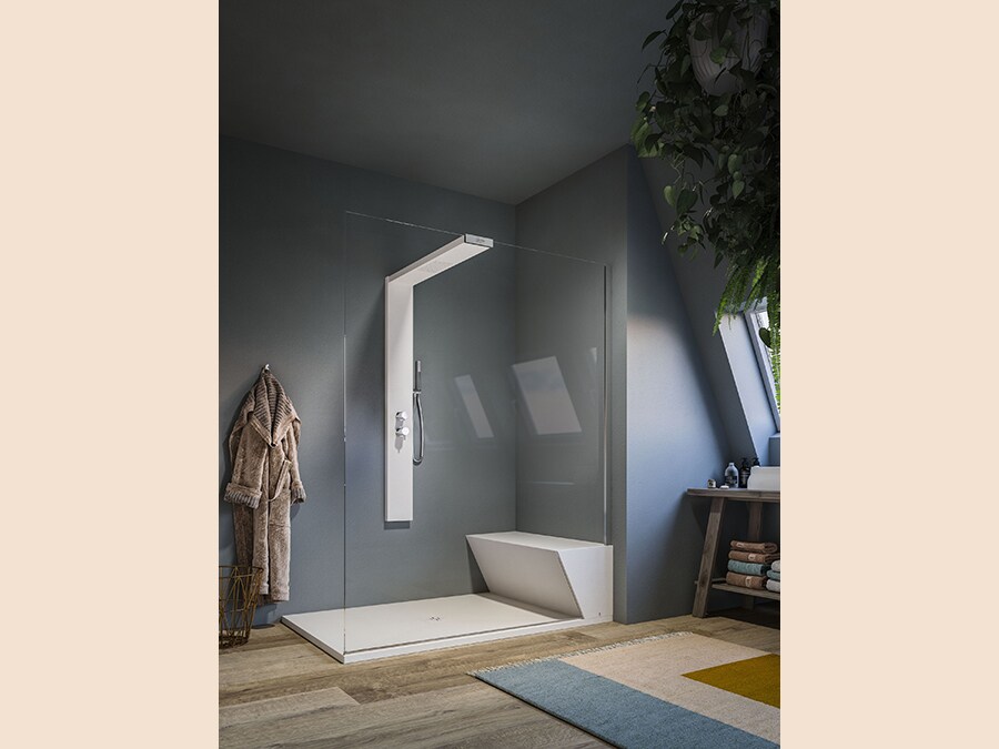 Glass 1989, Nonsolodoccia Shower. Qui lo spazio doccia e hammam si completa aggiungendo alle versioni con vapore una variante con chiusura doccia walk in e colonna integrata, come la seduta, integrata al piatto doccia si distingue per il design contemporaneo e per la texture esclusiva, disponibile in finitura biancostone, che rende piatto e seduta antiscivolo
