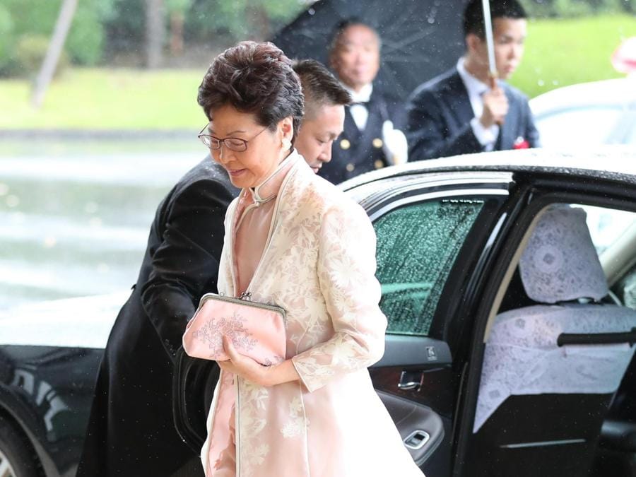 L'amministratore delegato di Hong Kong Carrie Lam arriva al Palazzo Imperiale per partecipare alla cerimonia di intronizzazione dell'imperatore giapponese Naruhito. EPA