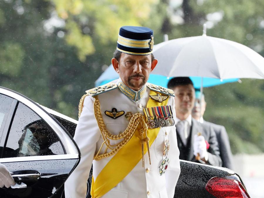 Il Sultano Hassanal Bolkiah del Brunei arriva al Palazzo Imperiale per assistere alla cerimonia di intronizzazione dell'imperatore giapponese Naruhito . EPA