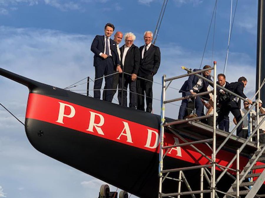 (S-D) Il presidente del Consiglio Giuseppe Conte, lo skipper di Luna Rossa Max Sirena, il patron di Luna Rossa Patrizio Bertelli e l'amministratore delegato di Pirelli Marco Tronchetti Provera in visita al quartier generale della barca che si sta preparando per l'America's Cup di vela, Cagliari. ANSA/ADOLFO FANTACCINI