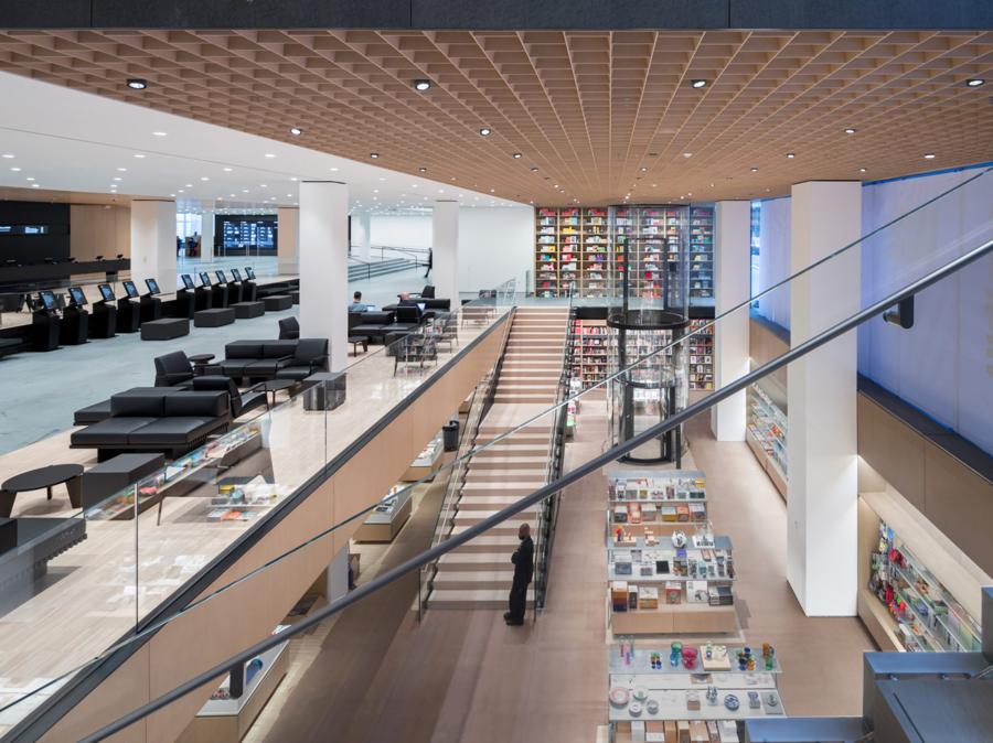 La lobby con la biglietteria e il Flagship museum store che attraverso le grandi vetrate avvicina la città al museo (credit: Iwan Baan, courtesy of MoMA)