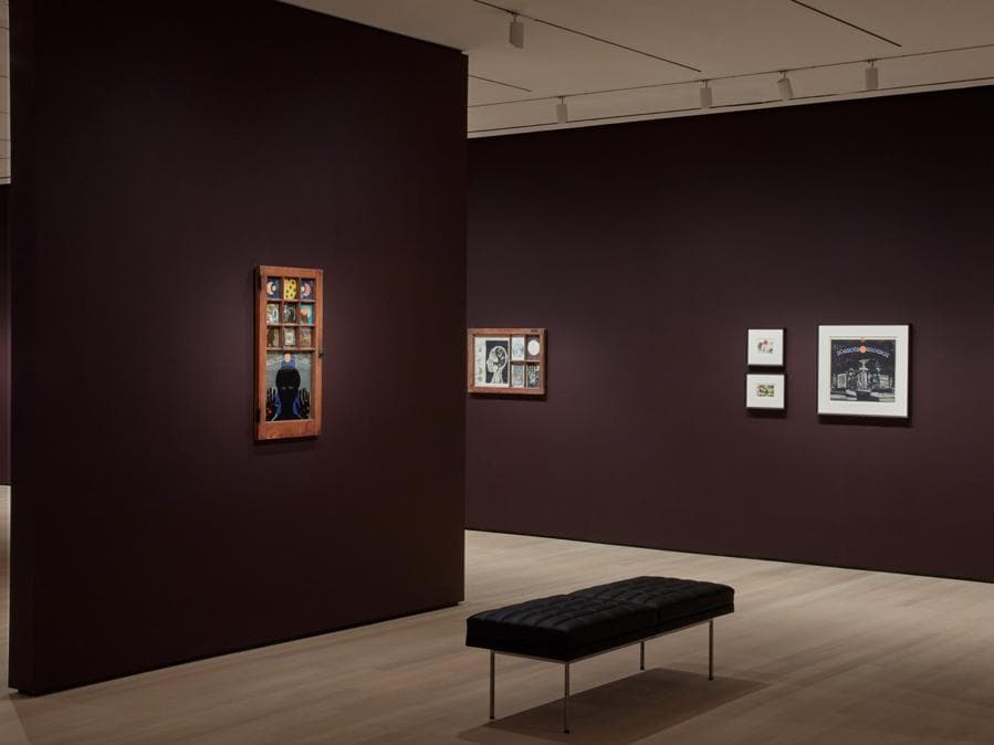 Una delle nuove esposizioni principali è dedicata alle opere di Betye Saar, artista ora 93enne che ha guidato la Black women revolution nell'arte; in suo onore le pareti del MoMa si sono colorate per la prima volta di viola scuro, scelto dall'autrice (credit: © 2019 The Museum of Modern Art, foto: Heidi Bohnenkamp)