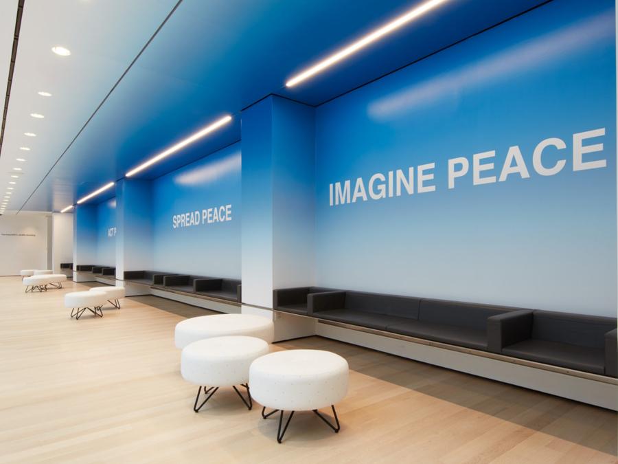 Anche gli spazi di transito del nuovo MoMa sono punteggiati da installazioni, come questa di Yoko Ono, «PEACE is POWER» (credit: 2019 The Museum of Modern Art, foto Heidi Bohnenkamp)