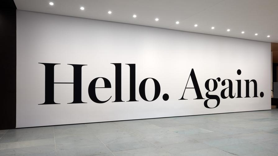 La lobby del MoMa è costellata di opere, installazioni ed esposizioni aperte al pubblico, con entrata libera. L'iconica «hello again» di Haim Steinbach è un omaggio a Steve Jobs ma anche un augurio per il nuovo MoMa, rimasto chiuso per mesi per riaprire il 21 ottobre completamente reinventato nella formula e negli spazi  (credit: © 2019 The Museum of Modern Art, foto Heidi Bohnenkamp)