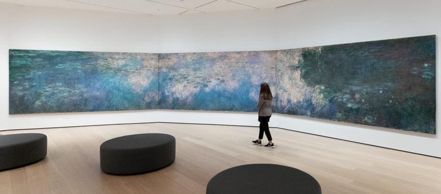 Nel nuovo MoMa è possibile ammirare anche le opere iconiche della collezione permanente, come quelle di Vincent van Gogh e di Claude Monet (come le «Water lilies» nella foto). Ma ogni sei mesi il 30% della collezione ruoterà, per spingere i visitatori a tornare spesso (credit: © 2019 The Museum of Modern Art, foto Kurt Heumiller)